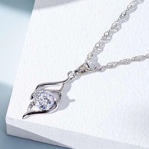Gorgeous Crystal Pendant Silver necklace - Picture 2 of 6
